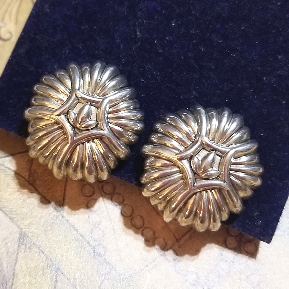 VTG Oscar de la Renta Floral Spray Clip on Earrings White Gold Plated - Picture 2 of 8